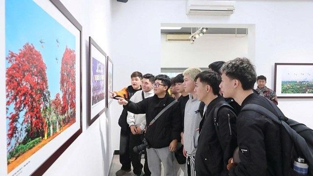 Triển lãm ảnh 'Mừng Đảng, mừng xuân và chào mừng thành công Đại hội lần thứ XIV của Đảng'