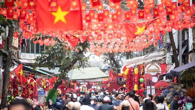 Hơn 30 nghìn lượt khách tham quan, mua sắm tại Chợ hoa Xuân phố cổ