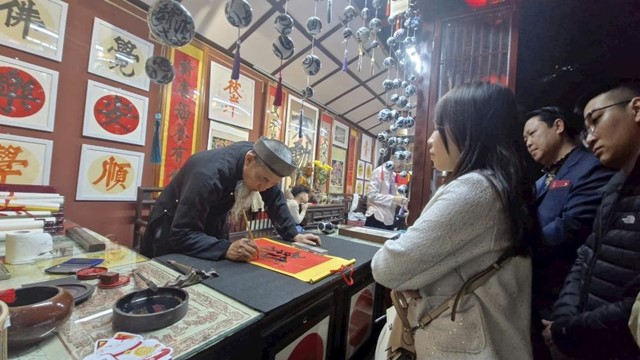 Người dân Thủ đô đi lễ đền Quán Thánh