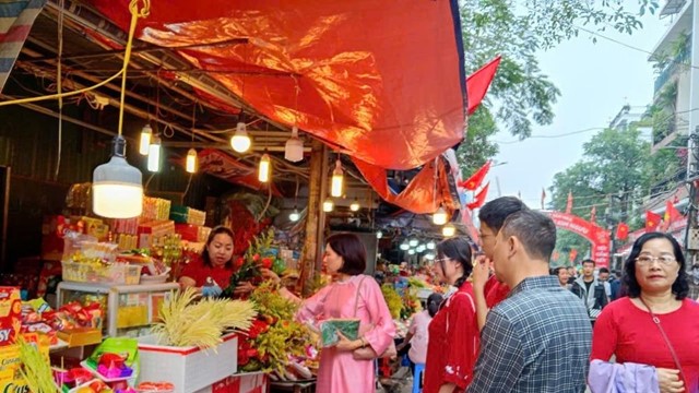 Người dân Thủ đô nô nức đi lễ đầu năm 