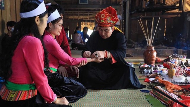 Buộc chỉ cổ tay - Nét văn hoá độc đáo của người dân tộc Mường 