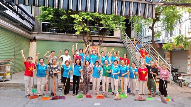 Phụ nữ phường Cầu Giấy làm nòng cốt tổng vệ sinh môi trường