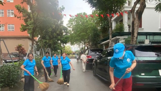 Phụ nữ Đại Mỗ tích cực ra quân tổng vệ sinh môi trường chào mừng phường mới 