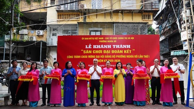 Mặt trận Tổ quốc phường Nghĩa Đô khánh thành sân chơi chào mừng Đại hội Đảng bộ phường