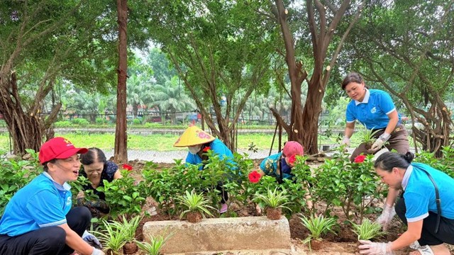 Ra quân “Ngày Chủ nhật xanh', chung tay xây dựng “Đoạn đường nở hoa“