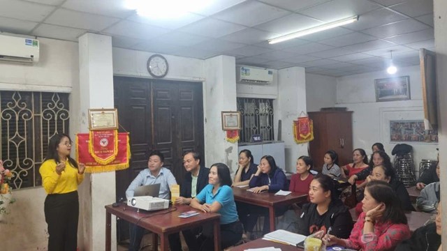 Cán bộ bảo hiểm xã hội tuyên truyền chính sách vào buổi tối