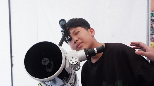 Triển lãm thiên văn nhiệm mầu của học sinh trường Hà Nội - Amsterdam 