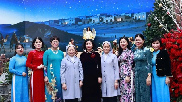 Phó Chủ tịch UBTƯ MTTQ Việt Nam Nguyễn Thị Tuyến chúc mừng Giáng sinh tại Dòng Thánh Phaolô Hà Nội