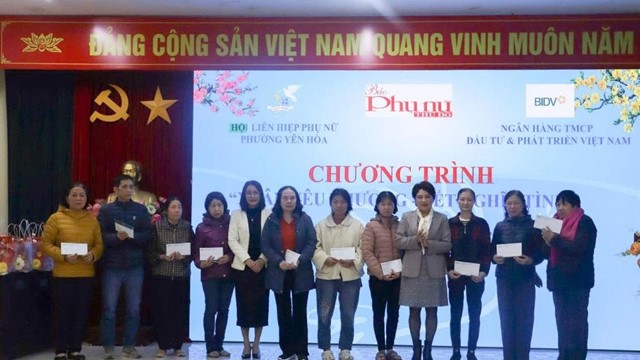 Trao “Xuân yêu thương - Tết nghĩa tình” đến phụ nữ phường Yên Hòa