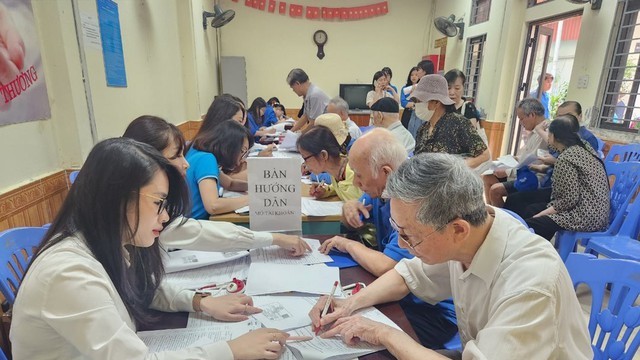 Hoàn thành chi trả lương hưu gộp 2 tháng và quà Tết cho người dân