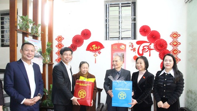 Phường Xuân Phương thăm, tặng quà gia đình chính sách nhân dịp Tết Nguyên đán Bính Ngọ 2026