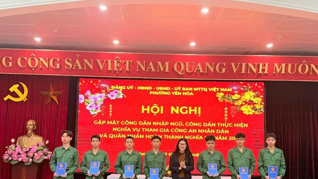 Phường Yên Hoà gặp mặt, tặng quà công dân lên đường nhập ngũ