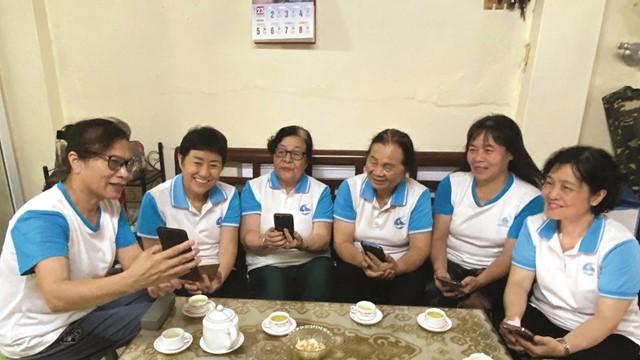 Hội Phụ nữ cùng gia đình hội viên tham gia “bình dân học vụ số” 