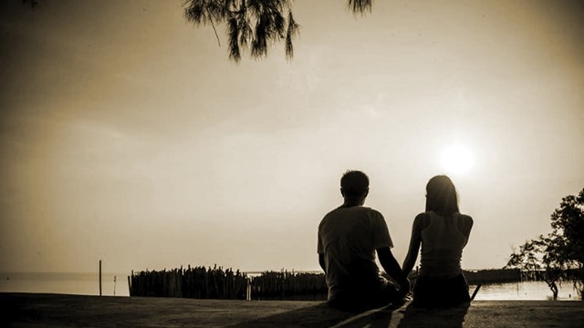 Chồng chưa kịp lớn hay vợ đang làm mẹ thay phần?