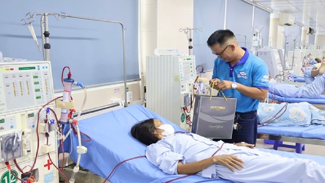 LC Foods trao 30 suất quà cho bệnh nhân lọc máu tại Bệnh viện Đa khoa Ba Vì