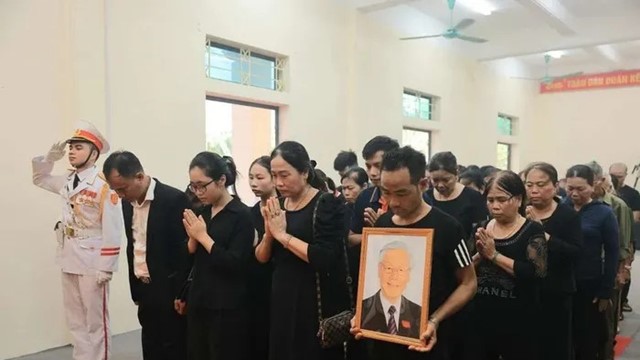 Hàng nghìn người tiếp nối nhau thắp nén tâm nhang tiếc thương Tổng Bí thư Nguyễn Phú Trọng trong ngày Quốc tang thứ 2