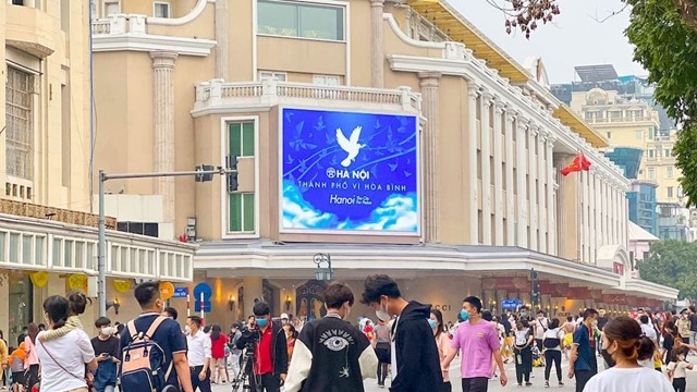 Hà Nội: Lắp đặt màn hình LED và hệ thống loa truyền thanh phục vụ  80 năm cách mạng tháng Tám