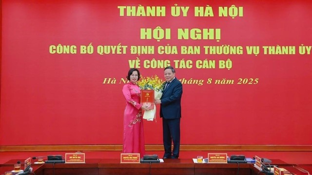 Đồng chí Nguyễn Văn Phong trao quyết định công tác cán bộ tại Uỷ ban MTTQ Việt Nam TP Hà Nội