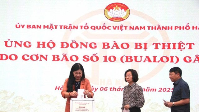 Cơ quan Ủy ban MTTQ Việt Nam Thành phố Hà Nội ủng hộ đồng bào bị thiệt hại do bão số 10