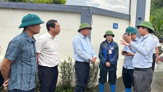 Phó Bí thư Thường trực Thành ủy Nguyễn Văn Phong kiểm tra công tác phòng, chống úng ngập và bảo vệ đê điều