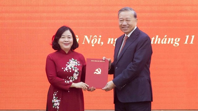 Tổng Bí thư Tô Lâm trao quyết định về công tác cán bộ cho đồng chí Bùi Thị Minh Hoài
