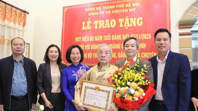 Đồng chí Bùi Huyền Mai - Chủ tịch Ủy ban MTTQ Việt Nam thành phố Hà Nội trao Huy hiệu 80 năm tuổi Đảng tặng cụ Hoàng Quang Trịnh