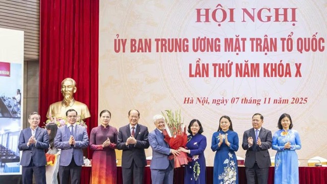 Bà Bùi Thị Minh Hoài giữ chức Chủ tịch Ủy ban TƯ MTTQ Việt Nam khóa X