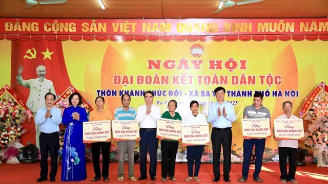 Bí thư Thành ủy Nguyễn Duy Ngọc chung vui Ngày hội Đại đoàn kết toàn dân tộc tại xã Ba Vì  ​