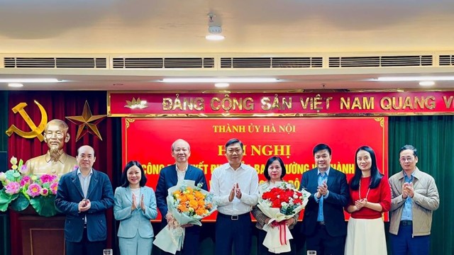 Ủy ban Kiểm tra Thành ủy Hà Nội trao quyết định nghỉ hưu trước tuổi cho hai cán bộ
