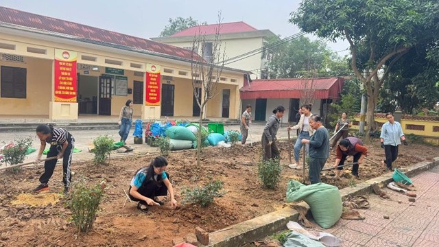 Hội LHPN xã Dân Hòa ra quân trồng “Vườn hoa Mặt trận Tổ quốc”