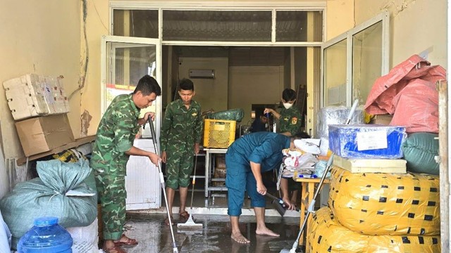 Khẩn trương khắc phục triều cường: Biên phòng Rạch Gốc hỗ trợ người dân ổn định cuộc sống