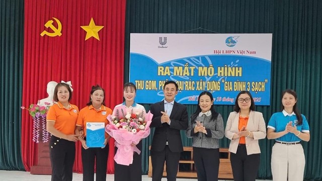Hội LHPN xã Bất Bạt ra mắt mô hình “Thu gom, phân loại rác xây dựng gia đình 3 sạch”  ​
