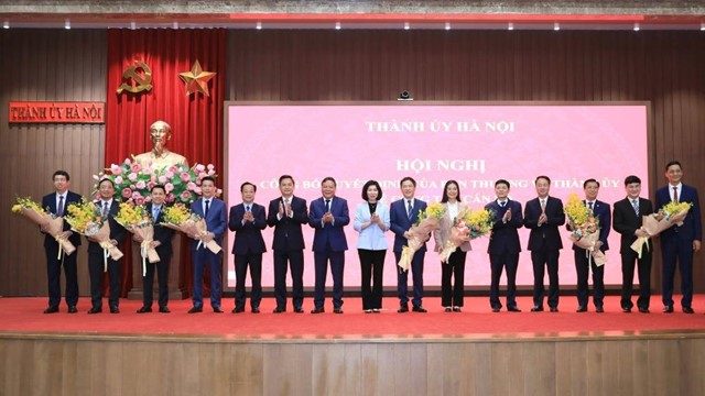 Công bố 9 quyết định của Ban Thường vụ Thành ủy Hà Nội về công tác cán bộ