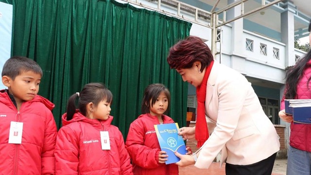  Mang yêu thương sưởi ấm mùa đông cho học sinh vùng cao