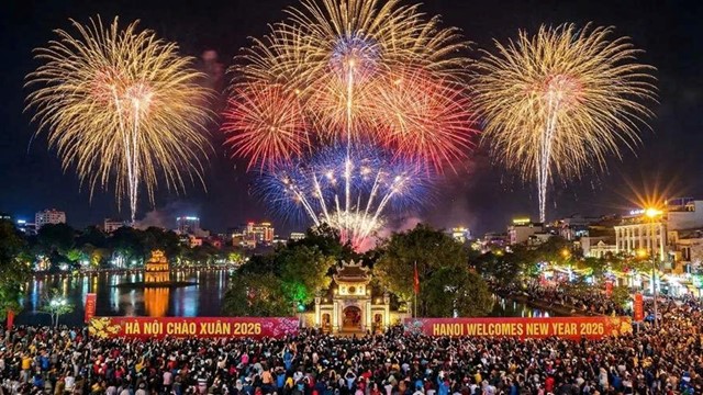 ​  Hà Nội: Mãn nhãn màn pháo hoa chào đón năm mới 2026