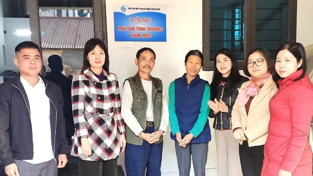 ​  Hội LHPN Hà Nội: Bàn giao Mái ấm tình thương cho hội viên phụ nữ có hoàn cảnh khó khăn