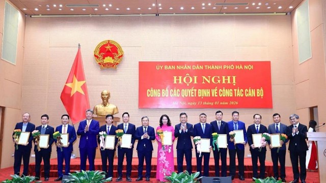 Chủ tịch UBND TP Hà Nội trao quyết định điều động, bổ nhiệm 11 cán bộ chủ chốt các sở, ngành, đơn vị