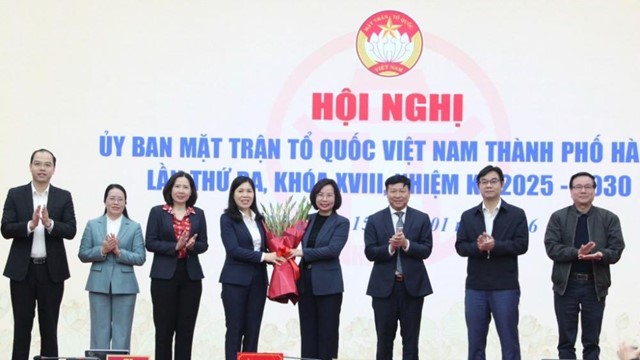 Đồng chí Trần Thị Phương Hoa giữ chức Phó Chủ tịch Thường trực Ủy ban MTTQ Việt Nam TP Hà Nội