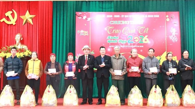 Xã Minh Châu trao quà Tết cho hộ cận nghèo - lan tỏa nghĩa tình Tết Bính Ngọ 2026