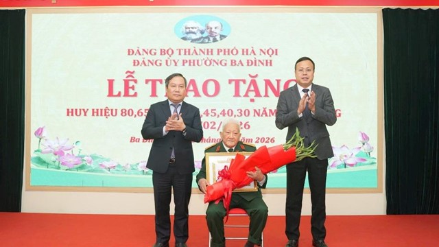 Chủ tịch UBND TP Hà Nội Vũ Đại Thắng trao Huy hiệu 80 năm tuổi Đảng tặng đảng viên lão thành
