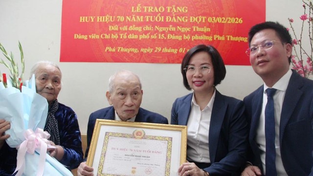 Chủ tịch Ủy ban MTTQ Việt Nam Thành phố Hà Nội trao tặng Huy hiệu 70 năm tuổi Đảng tại phường Phú Thượng