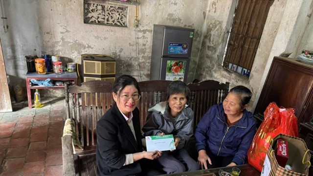 Hội LHPN xã Dân Hoà tổ chức thăm hỏi, động viên và trao tặng quà Tết cho các gia đình có hoàn cảnh đặc biệt khó khăn