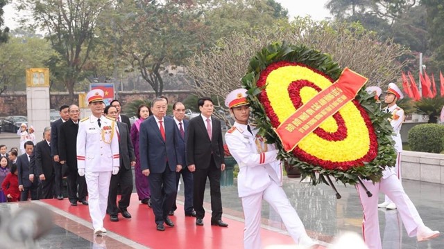 Lãnh đạo Đảng, Nhà nước và TP Hà Nội vào Lăng viếng Chủ tịch Hồ Chí Minh