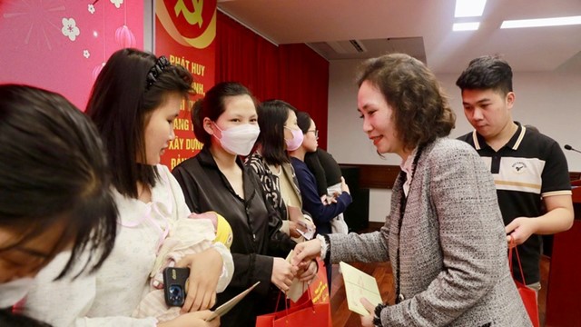 Phường Dương Nội trao gửi yêu thương đến các bệnh nhi nhân dịp Tết Bính Ngọ  ​