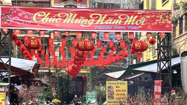 Hà Nội: Treo cờ Tổ quốc chào mừng Tết Nguyên đán Bính Ngọ