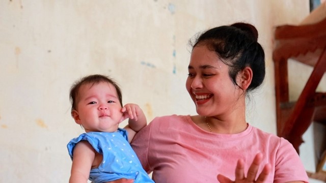 Vợ chồng người dân tộc thiểu số đón con yêu sau 7 năm hiếm muộn