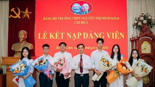 Hà Nội: Đảng bộ Trường THPT Nguyễn Thị Minh Khai kết nạp 6 đảng viên mới