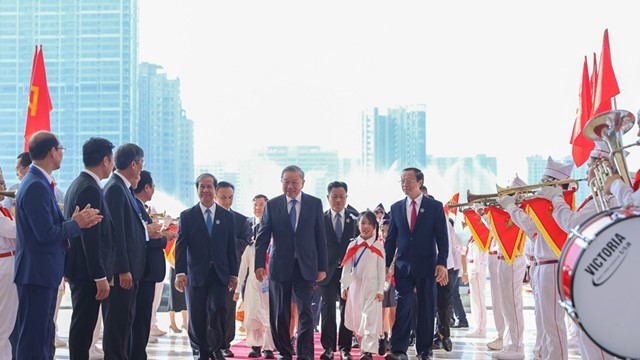 Sáng nay, gần 1,6 triệu thầy cô giáo và 26 triệu học sinh, sinh viên cả nước tham dự lễ khai giảng năm học mới 
