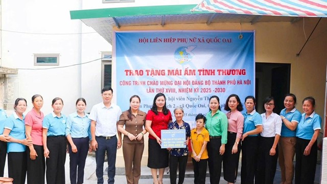 Hội LHPN xã Quốc Oai trao tặng "Mái ấm tình thương" cho hội viên phụ nữ khó khăn