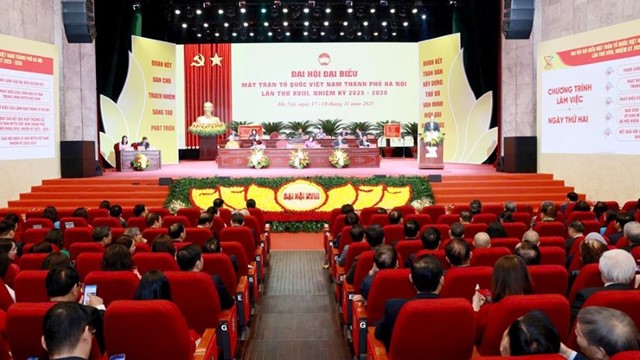 Bộ trưởng Nguyễn Kim Sơn tặng quà Tết các gia đình khó khăn tại xã Thanh Oai